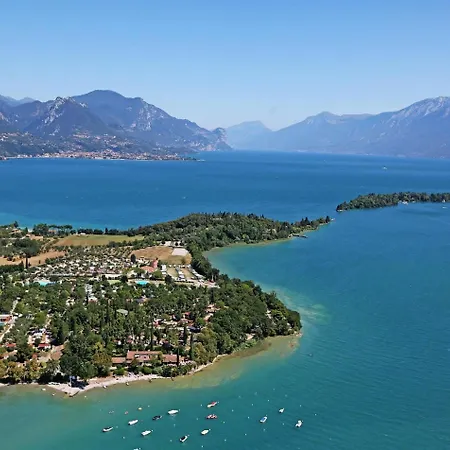 Spacious Over Two Floors, Amazing View And Private Garden For 10 Guests San Felice del Benaco
