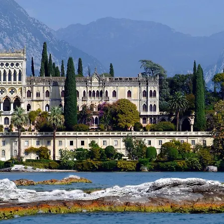 Spacious Over Two Floors, Amazing View And Private Garden For 10 Guests * San Felice del Benaco
