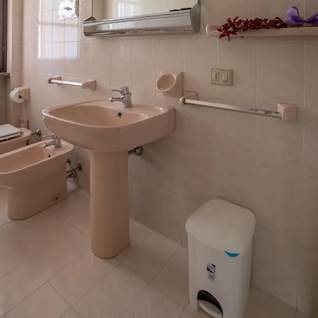 Villa Spacious Over Two Floors, Amazing View And Private Garden For 10 Guests *