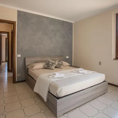 Spacious Over Two Floors, Amazing View And Private Garden For 10 Guests *