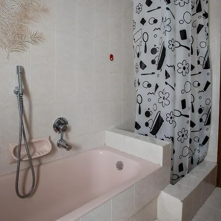 Spacious Over Two Floors, Amazing View And Private Garden For 10 Guests Villa *