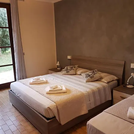 Villa Spacious Over Two Floors, Amazing View And Private Garden For 10 Guests
